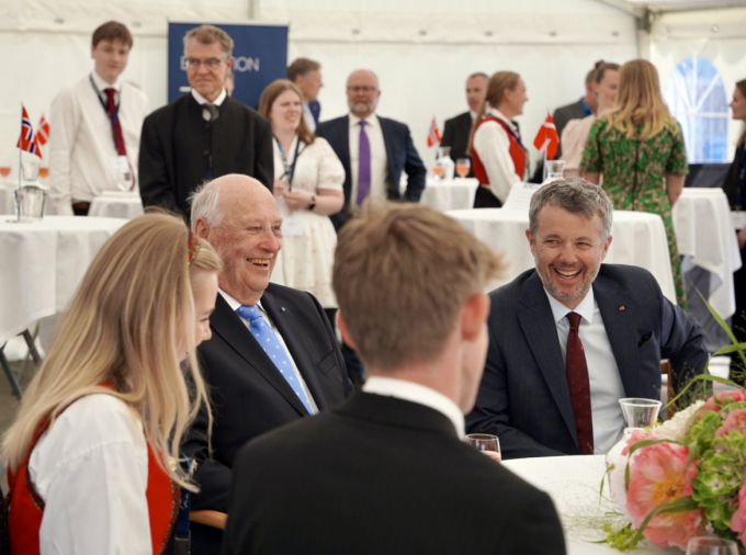 Kong Harald og Kronprins Frederik hygger seg sammen med de norske studentene og forfriskninger i form av jordbær og limonade. Foto: Sara Svanemyr, Det kongelige hoff